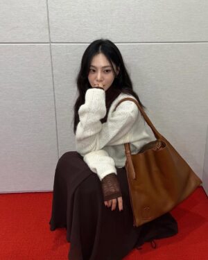 Han Ji-eun Instagram - 👠 💄💋 #christianlouboutin