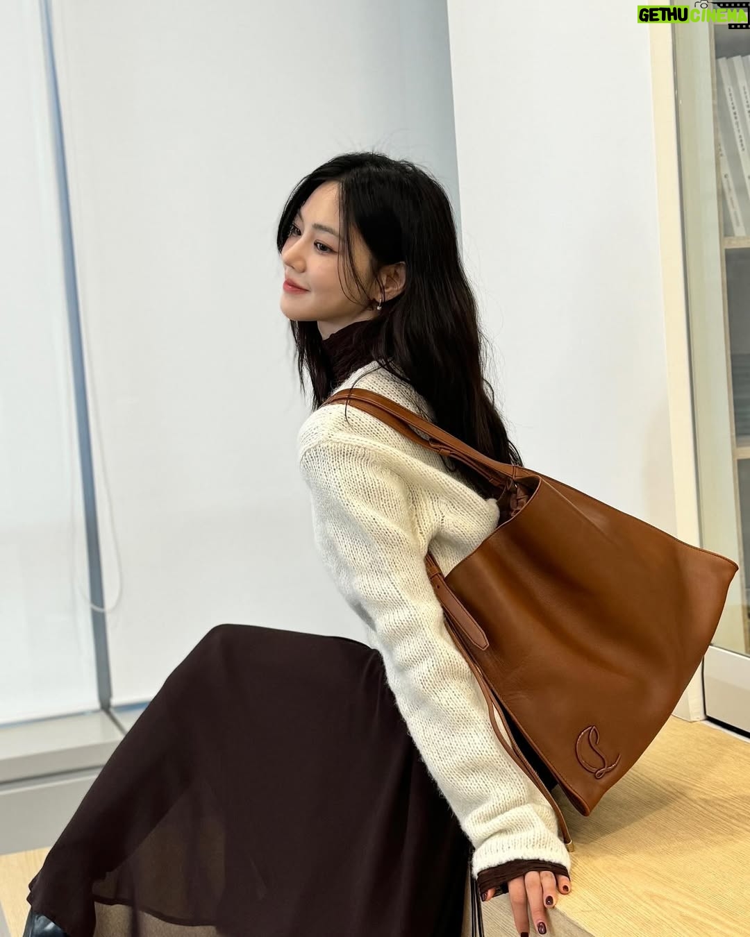 Han Ji-eun - 83.2K Likes - 👠 💄💋 #christianlouboutin