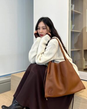 Han Ji-eun Instagram - 👠 💄💋 #christianlouboutin