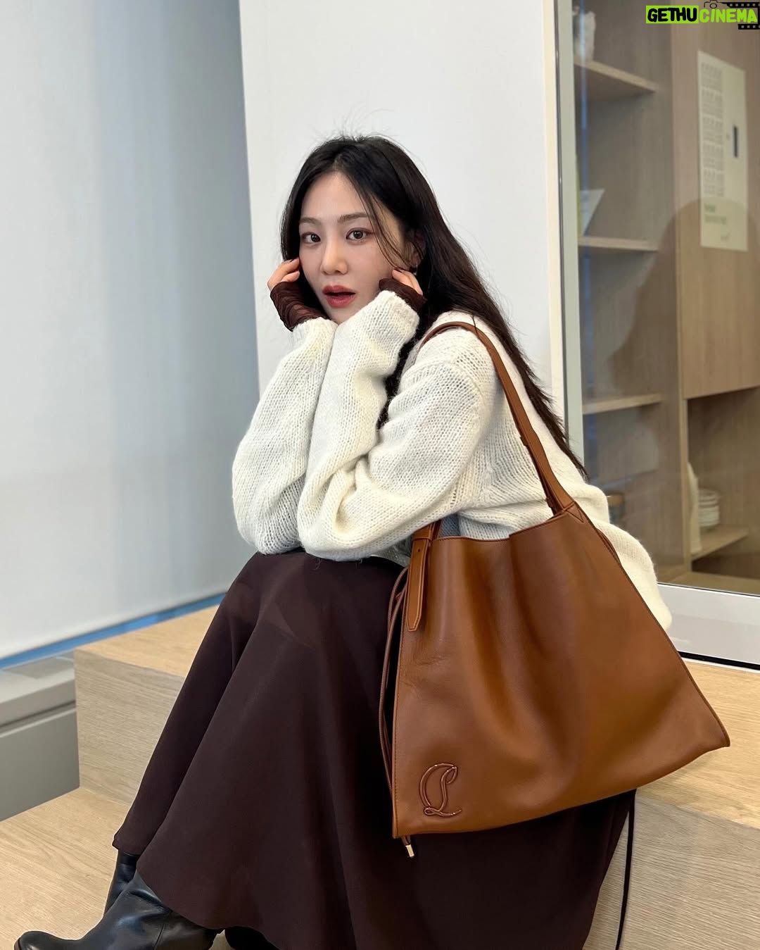 Han Ji-eun - 83.2K Likes - 👠 💄💋 #christianlouboutin