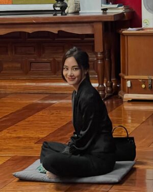 Han Ji-eun Instagram - Stand by me.🩶 #별들에게물어봐 #whenthestarsgossip