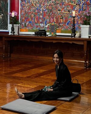Han Ji-eun Instagram - Stand by me.🩶 #별들에게물어봐 #whenthestarsgossip
