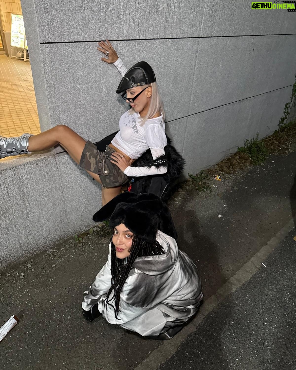 Hande Yener - 12.2K Likes - mecmualık işler 🧟♂️