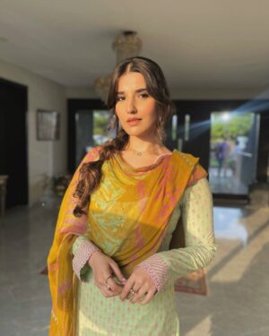 Hareem Farooq Instagram - Aaj kya kar diya Masooma ne?!! Uff ye larki bhi na 🤯

Also so many people have been asking me about make up and styling of #Masooma so here’s a special shout out to @syed.aliofficial for hair and make up and to @stylebyalishahzad for the styling! Kya baat hai aap donon ki ♥️

#Bismil every Wednesday and Thursday at 8pm on #arydigital 
@idream_entertainment