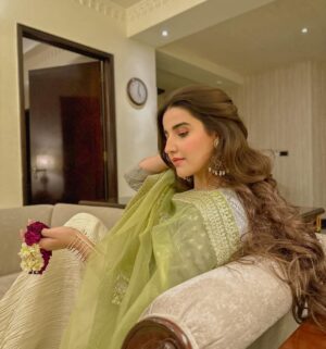 Hareem Farooq Instagram - Eid Mubarak you beautiful people 🦋

👗: @erumkhancouture 
💄: @shely_makeup_artist
