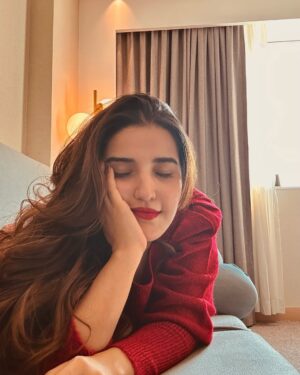 Hareem Farooq Instagram - Cant find my red sweater, also i miss my long hair, also my phone really needs a detox! 🤌🏻

#throwback #rubywoo
