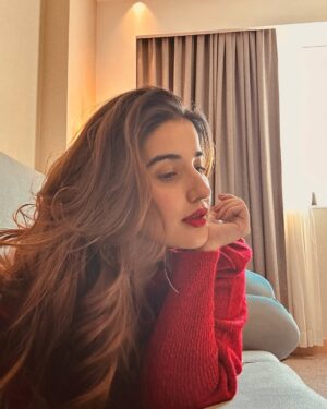 Hareem Farooq Instagram - Cant find my red sweater, also i miss my long hair, also my phone really needs a detox! 🤌🏻

#throwback #rubywoo