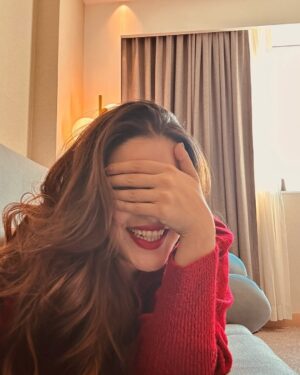 Hareem Farooq Instagram - Cant find my red sweater, also i miss my long hair, also my phone really needs a detox! 🤌🏻

#throwback #rubywoo