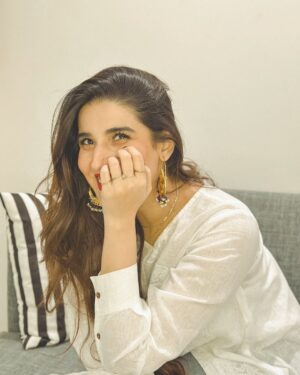 Hareem Farooq Instagram - Flower ✅
White dress ✅
Red lips ✅
Big jhumkas ✅
Hair volume ✅
Im ready! 

Styling: @faizruh 
💄: @ikramgoharofficial 
💍: @ayeshaccessories 

#redlips #whiteaesthetic #flowerlovers