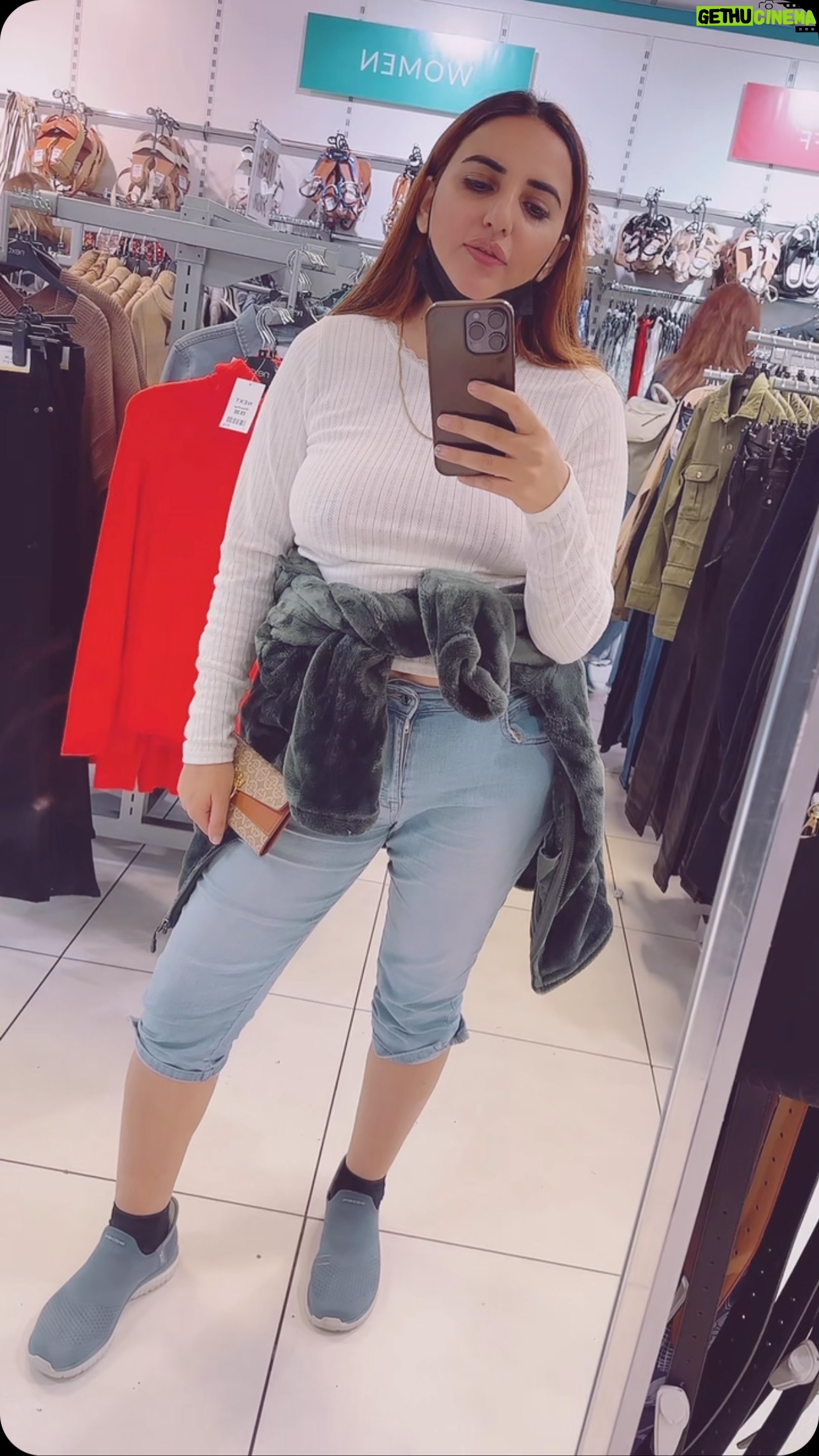 Hareem Shah - 5.7K Likes -