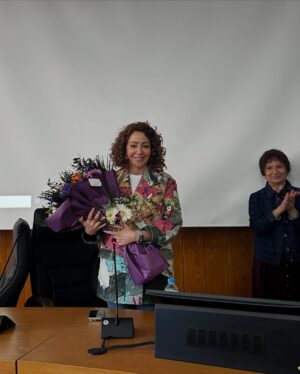 Hasibe Eren Instagram - @ucansupurgevakfi ve Ankara Hukuk Fakültesi ev sahipliğinde, Ankara Üniversitesi’nin müthiş öğrencileriyle buluşma imkânı yakaladım. Geleceğe dair umutla doldum. Toplumsal cinsiyet eşitliği üzerine konuşmak, tiyatroda ve televizyonda kadın temsili üzerine sohbet etmek, böyle bilinçli gençlerle bir araya gelmek benim için büyük bir zevkti.

8 Mart Dünya Emekçi Kadınlar Günü’müz kutlu olsun 💜 Sizin gibi aydın ve duyarlı insanlarla ülkemiz çok daha güzel bir yer olacak. Katılan ve emeği geçen herkese tek tek teşekkür ederim. 🥰🙏🏻