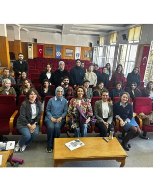 Hasibe Eren Instagram - @ucansupurgevakfi ve Ankara Hukuk Fakültesi ev sahipliğinde, Ankara Üniversitesi’nin müthiş öğrencileriyle buluşma imkânı yakaladım. Geleceğe dair umutla doldum. Toplumsal cinsiyet eşitliği üzerine konuşmak, tiyatroda ve televizyonda kadın temsili üzerine sohbet etmek, böyle bilinçli gençlerle bir araya gelmek benim için büyük bir zevkti.

8 Mart Dünya Emekçi Kadınlar Günü’müz kutlu olsun 💜 Sizin gibi aydın ve duyarlı insanlarla ülkemiz çok daha güzel bir yer olacak. Katılan ve emeği geçen herkese tek tek teşekkür ederim. 🥰🙏🏻