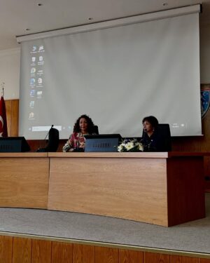 Hasibe Eren Instagram - @ucansupurgevakfi ve Ankara Hukuk Fakültesi ev sahipliğinde, Ankara Üniversitesi’nin müthiş öğrencileriyle buluşma imkânı yakaladım. Geleceğe dair umutla doldum. Toplumsal cinsiyet eşitliği üzerine konuşmak, tiyatroda ve televizyonda kadın temsili üzerine sohbet etmek, böyle bilinçli gençlerle bir araya gelmek benim için büyük bir zevkti.

8 Mart Dünya Emekçi Kadınlar Günü’müz kutlu olsun 💜 Sizin gibi aydın ve duyarlı insanlarla ülkemiz çok daha güzel bir yer olacak. Katılan ve emeği geçen herkese tek tek teşekkür ederim. 🥰🙏🏻