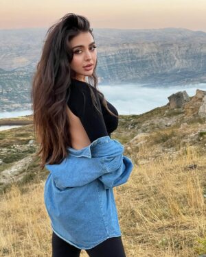 Haya Maraachli​ Instagram - 🫴🏻✨