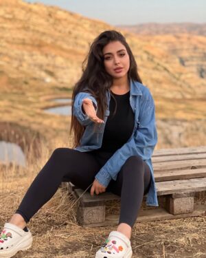 Haya Maraachli​ Instagram - 🫴🏻✨