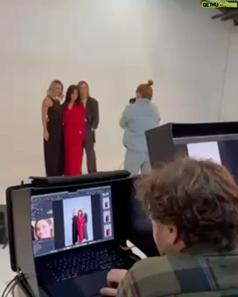Hazel Brugger - 32.7K Likes - Jetzt ist es endlich 100% safe und ƶffentlich: Michelle, Sandra und ich moderieren den ESC 2025 in Basel! ā¤ļø Für mich geht damit ein Traum in Erfüllung. Ich denk mir immer wieder āoh Gott, ich komme aus einem kleinen Schweizer Dorf, wo jede jeden kennt und jetzt darf ich einfach Europas grƶĆte Show moderierenā š³ Danke, @nemothings , dass du den ESC nach Hause geholt hast!
Mir ist erst beim Film āEurovisionā (mit einem meiner Lieblings-Comedians Will Ferrell) aufgefallen, wie lustig und weird und spektakulƤr der ESC für non Europeans sein muss, weil er für mich einfach immer schon dazugehƶrt. Ich liebe es, wie für ein paar Wochen im Jahr Künstler:innen eine Stimme gegeben wird, die ich sonst nicht hƶren würde, ich liebe die ESC-Fans und ich liebe die Offenheit und Liebe, für die der Contest steht š
Fun Fact: Thomas und ich haben das Filmplakat mit unseren reinkopierten Gesichtern damals als Profilfoto für einen unserer ersten gemeinsamen Kanäle verwendet.
Anderer Fun Fact: Das ESC-Finale schauen mit rund 160 Millionen Zuschauer:innen mehr Leute als den Superbowl. Einfach Wahnsinn. Ich hab auch mal irgendwo 170 Millionen gelesen, woanders stand 200 Millionen. Keine Ahnung, das sind einfach wirklich sehr viele Millionen Leute.
Ich freu mich jetzt erstmal darauf, ganz viele āHausaufgabenā zu machen und mir nochmals alle Highlights der letzten 68 Ausgaben anzuschauen. Da ich eh total zu Ohrwürmern neige und diese zuhause auch immer laut raussinge, werden es für meine Familie akustisch sehr intensive vier Monate. šŖ±
Ich freue mich auf die Herausforderungen und Vorbereitungen, auf die intensive Zeit mit Sandra und Michelle - und danke schonmal allen, die bei der Entscheidungsfindung irgendwie beteiligt waren, für das Vertrauen. Ćh, ich meine natürlich: Ich gratuliere Ihnen zu Ihrem guten Geschmack š