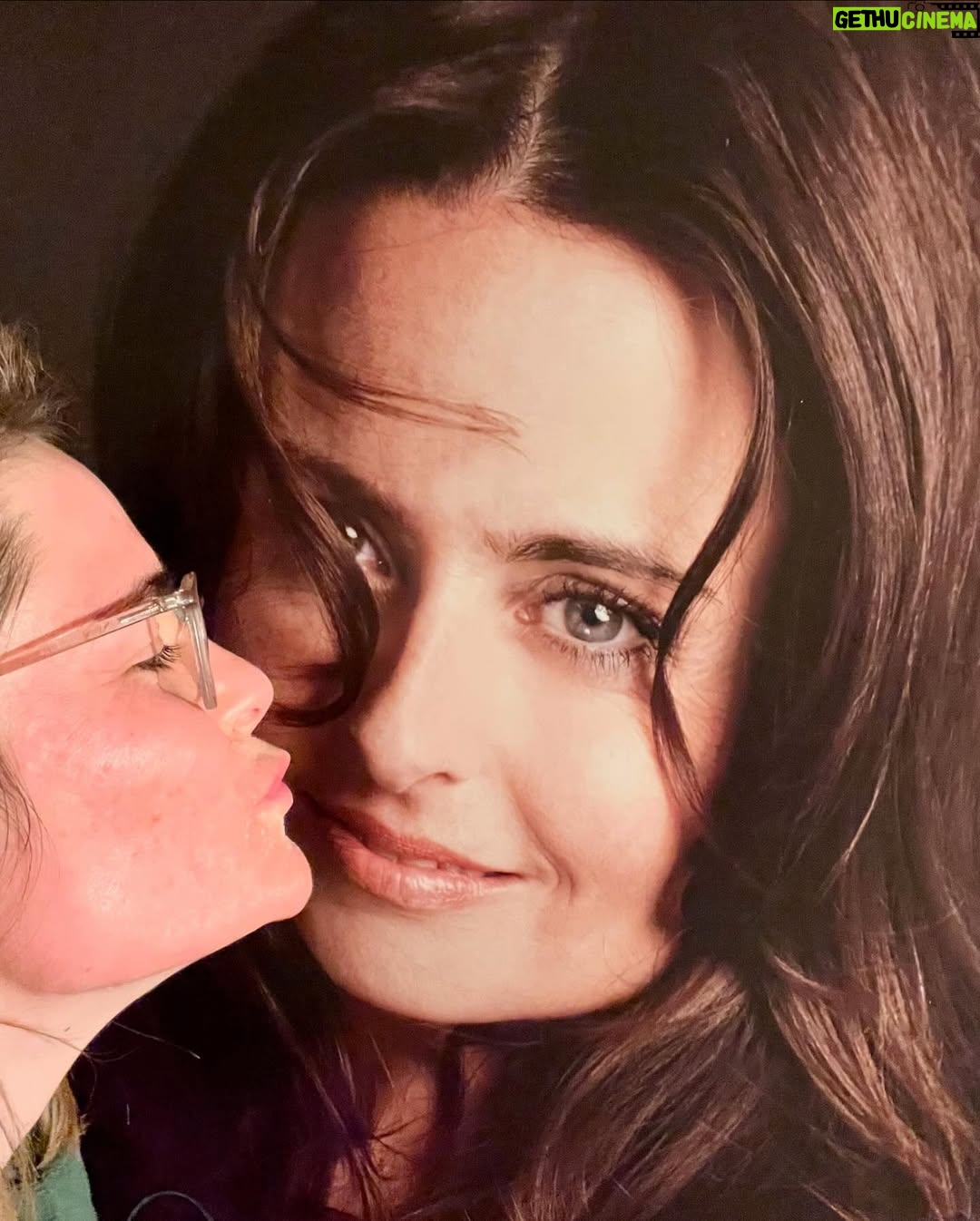 Hazel Brugger - 32.5K Likes - Jetzt ist es endlich 100% safe und öffentlich: Michelle, Sandra und ich moderieren den ESC 2025 in Basel! ❤️ Für mich geht damit ein Traum in Erfüllung. Ich denk mir immer wieder „oh Gott, ich komme aus einem kleinen Schweizer Dorf, wo jede jeden kennt und jetzt darf ich einfach Europas größte Show moderieren“ 😳 Danke, @nemothings , dass du den ESC nach Hause geholt hast!
Mir ist erst beim Film „Eurovision“ (mit einem meiner Lieblings-Comedians Will Ferrell) aufgefallen, wie lustig und weird und spektakulär der ESC für non Europeans sein muss, weil er für mich einfach immer schon dazugehört. Ich liebe es, wie für ein paar Wochen im Jahr Künstler:innen eine Stimme gegeben wird, die ich sonst nicht hören würde, ich liebe die ESC-Fans und ich liebe die Offenheit und Liebe, für die der Contest steht 💗
Fun Fact: Thomas und ich haben das Filmplakat mit unseren reinkopierten Gesichtern damals als Profilfoto für einen unserer ersten gemeinsamen Kanäle verwendet.
Anderer Fun Fact: Das ESC-Finale schauen mit rund 160 Millionen Zuschauer:innen mehr Leute als den Superbowl. Einfach Wahnsinn. Ich hab auch mal irgendwo 170 Millionen gelesen, woanders stand 200 Millionen. Keine Ahnung, das sind einfach wirklich sehr viele Millionen Leute.
Ich freu mich jetzt erstmal darauf, ganz viele „Hausaufgaben“ zu machen und mir nochmals alle Highlights der letzten 68 Ausgaben anzuschauen. Da ich eh total zu Ohrwürmern neige und diese zuhause auch immer laut raussinge, werden es für meine Familie akustisch sehr intensive vier Monate. 🪱
Ich freue mich auf die Herausforderungen und Vorbereitungen, auf die intensive Zeit mit Sandra und Michelle - und danke schonmal allen, die bei der Entscheidungsfindung irgendwie beteiligt waren, für das Vertrauen. Äh, ich meine natürlich: Ich gratuliere Ihnen zu Ihrem guten Geschmack 😛