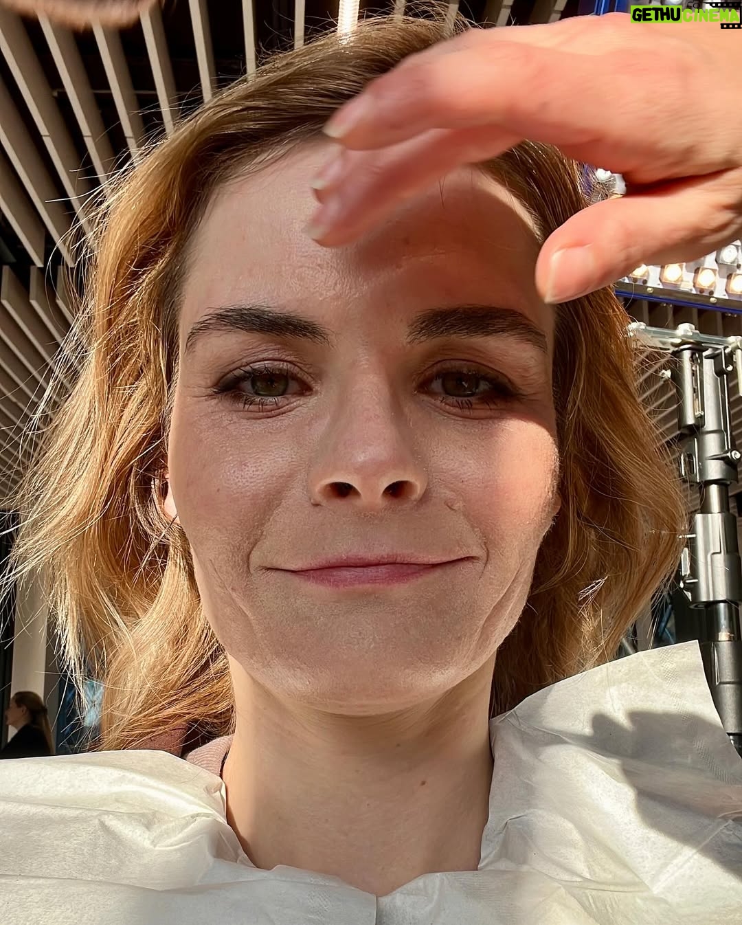Hazel Brugger - 32.5K Likes - Jetzt ist es endlich 100% safe und öffentlich: Michelle, Sandra und ich moderieren den ESC 2025 in Basel! ❤️ Für mich geht damit ein Traum in Erfüllung. Ich denk mir immer wieder „oh Gott, ich komme aus einem kleinen Schweizer Dorf, wo jede jeden kennt und jetzt darf ich einfach Europas größte Show moderieren“ 😳 Danke, @nemothings , dass du den ESC nach Hause geholt hast!
Mir ist erst beim Film „Eurovision“ (mit einem meiner Lieblings-Comedians Will Ferrell) aufgefallen, wie lustig und weird und spektakulär der ESC für non Europeans sein muss, weil er für mich einfach immer schon dazugehört. Ich liebe es, wie für ein paar Wochen im Jahr Künstler:innen eine Stimme gegeben wird, die ich sonst nicht hören würde, ich liebe die ESC-Fans und ich liebe die Offenheit und Liebe, für die der Contest steht 💗
Fun Fact: Thomas und ich haben das Filmplakat mit unseren reinkopierten Gesichtern damals als Profilfoto für einen unserer ersten gemeinsamen Kanäle verwendet.
Anderer Fun Fact: Das ESC-Finale schauen mit rund 160 Millionen Zuschauer:innen mehr Leute als den Superbowl. Einfach Wahnsinn. Ich hab auch mal irgendwo 170 Millionen gelesen, woanders stand 200 Millionen. Keine Ahnung, das sind einfach wirklich sehr viele Millionen Leute.
Ich freu mich jetzt erstmal darauf, ganz viele „Hausaufgaben“ zu machen und mir nochmals alle Highlights der letzten 68 Ausgaben anzuschauen. Da ich eh total zu Ohrwürmern neige und diese zuhause auch immer laut raussinge, werden es für meine Familie akustisch sehr intensive vier Monate. 🪱
Ich freue mich auf die Herausforderungen und Vorbereitungen, auf die intensive Zeit mit Sandra und Michelle - und danke schonmal allen, die bei der Entscheidungsfindung irgendwie beteiligt waren, für das Vertrauen. Äh, ich meine natürlich: Ich gratuliere Ihnen zu Ihrem guten Geschmack 😛