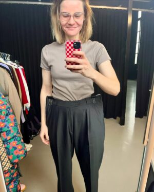 Hazel Brugger Instagram - Jetzt ist es endlich 100% safe und öffentlich: Michelle, Sandra und ich moderieren den ESC 2025 in Basel! ❤️ Für mich geht damit ein Traum in Erfüllung. Ich denk mir immer wieder „oh Gott, ich komme aus einem kleinen Schweizer Dorf, wo jede jeden kennt und jetzt darf ich einfach Europas größte Show moderieren“ 😳 Danke, @nemothings , dass du den ESC nach Hause geholt hast!

Mir ist erst beim Film „Eurovision“ (mit einem meiner Lieblings-Comedians Will Ferrell) aufgefallen, wie lustig und weird und spektakulär der ESC für non Europeans sein muss, weil er für mich einfach immer schon dazugehört. Ich liebe es, wie für ein paar Wochen im Jahr Künstler:innen eine Stimme gegeben wird, die ich sonst nicht hören würde, ich liebe die ESC-Fans und ich liebe die Offenheit und Liebe, für die der Contest steht 💗

Fun Fact: Thomas und ich haben das Filmplakat mit unseren reinkopierten Gesichtern damals als Profilfoto für einen unserer ersten gemeinsamen Kanäle verwendet.

Anderer Fun Fact: Das ESC-Finale schauen mit rund 160 Millionen Zuschauer:innen mehr Leute als den Superbowl. Einfach Wahnsinn. Ich hab auch mal irgendwo 170 Millionen gelesen, woanders stand 200 Millionen. Keine Ahnung, das sind einfach wirklich sehr viele Millionen Leute.

Ich freu mich jetzt erstmal darauf, ganz viele „Hausaufgaben“ zu machen und mir nochmals alle Highlights der letzten 68 Ausgaben anzuschauen. Da ich eh total zu Ohrwürmern neige und diese zuhause auch immer laut raussinge, werden es für meine Familie akustisch sehr intensive vier Monate. 🪱

Ich freue mich auf die Herausforderungen und Vorbereitungen, auf die intensive Zeit mit Sandra und Michelle - und danke schonmal allen, die bei der Entscheidungsfindung irgendwie beteiligt waren, für das Vertrauen. Äh, ich meine natürlich: Ich gratuliere Ihnen zu Ihrem guten Geschmack 😛