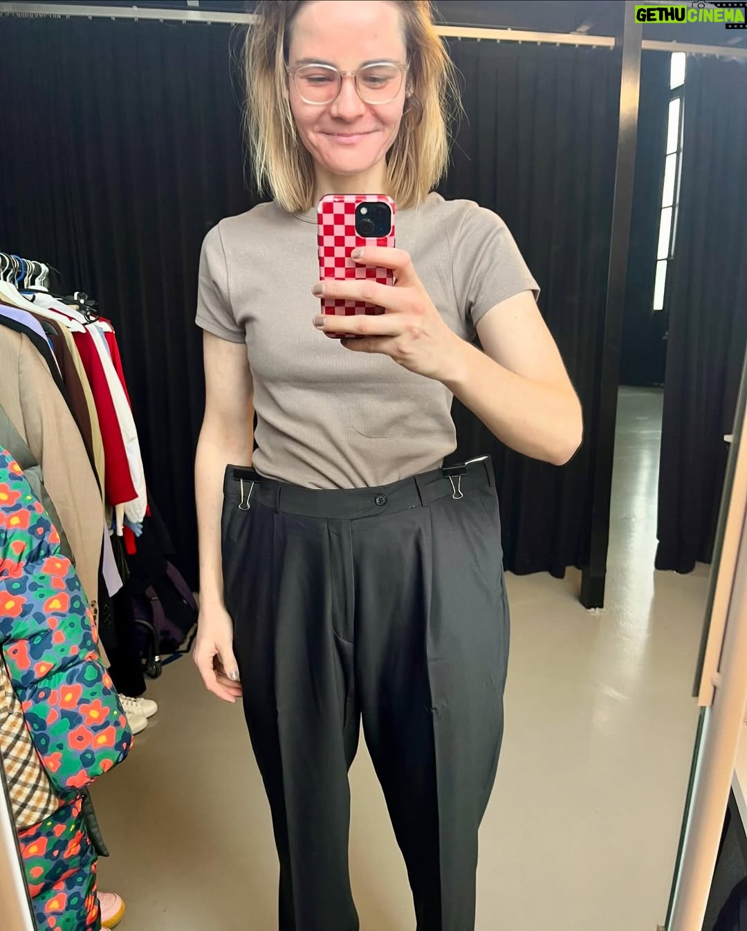 Hazel Brugger - 32.5K Likes - Jetzt ist es endlich 100% safe und öffentlich: Michelle, Sandra und ich moderieren den ESC 2025 in Basel! ❤️ Für mich geht damit ein Traum in Erfüllung. Ich denk mir immer wieder „oh Gott, ich komme aus einem kleinen Schweizer Dorf, wo jede jeden kennt und jetzt darf ich einfach Europas größte Show moderieren“ 😳 Danke, @nemothings , dass du den ESC nach Hause geholt hast!
Mir ist erst beim Film „Eurovision“ (mit einem meiner Lieblings-Comedians Will Ferrell) aufgefallen, wie lustig und weird und spektakulär der ESC für non Europeans sein muss, weil er für mich einfach immer schon dazugehört. Ich liebe es, wie für ein paar Wochen im Jahr Künstler:innen eine Stimme gegeben wird, die ich sonst nicht hören würde, ich liebe die ESC-Fans und ich liebe die Offenheit und Liebe, für die der Contest steht 💗
Fun Fact: Thomas und ich haben das Filmplakat mit unseren reinkopierten Gesichtern damals als Profilfoto für einen unserer ersten gemeinsamen Kanäle verwendet.
Anderer Fun Fact: Das ESC-Finale schauen mit rund 160 Millionen Zuschauer:innen mehr Leute als den Superbowl. Einfach Wahnsinn. Ich hab auch mal irgendwo 170 Millionen gelesen, woanders stand 200 Millionen. Keine Ahnung, das sind einfach wirklich sehr viele Millionen Leute.
Ich freu mich jetzt erstmal darauf, ganz viele „Hausaufgaben“ zu machen und mir nochmals alle Highlights der letzten 68 Ausgaben anzuschauen. Da ich eh total zu Ohrwürmern neige und diese zuhause auch immer laut raussinge, werden es für meine Familie akustisch sehr intensive vier Monate. 🪱
Ich freue mich auf die Herausforderungen und Vorbereitungen, auf die intensive Zeit mit Sandra und Michelle - und danke schonmal allen, die bei der Entscheidungsfindung irgendwie beteiligt waren, für das Vertrauen. Äh, ich meine natürlich: Ich gratuliere Ihnen zu Ihrem guten Geschmack 😛