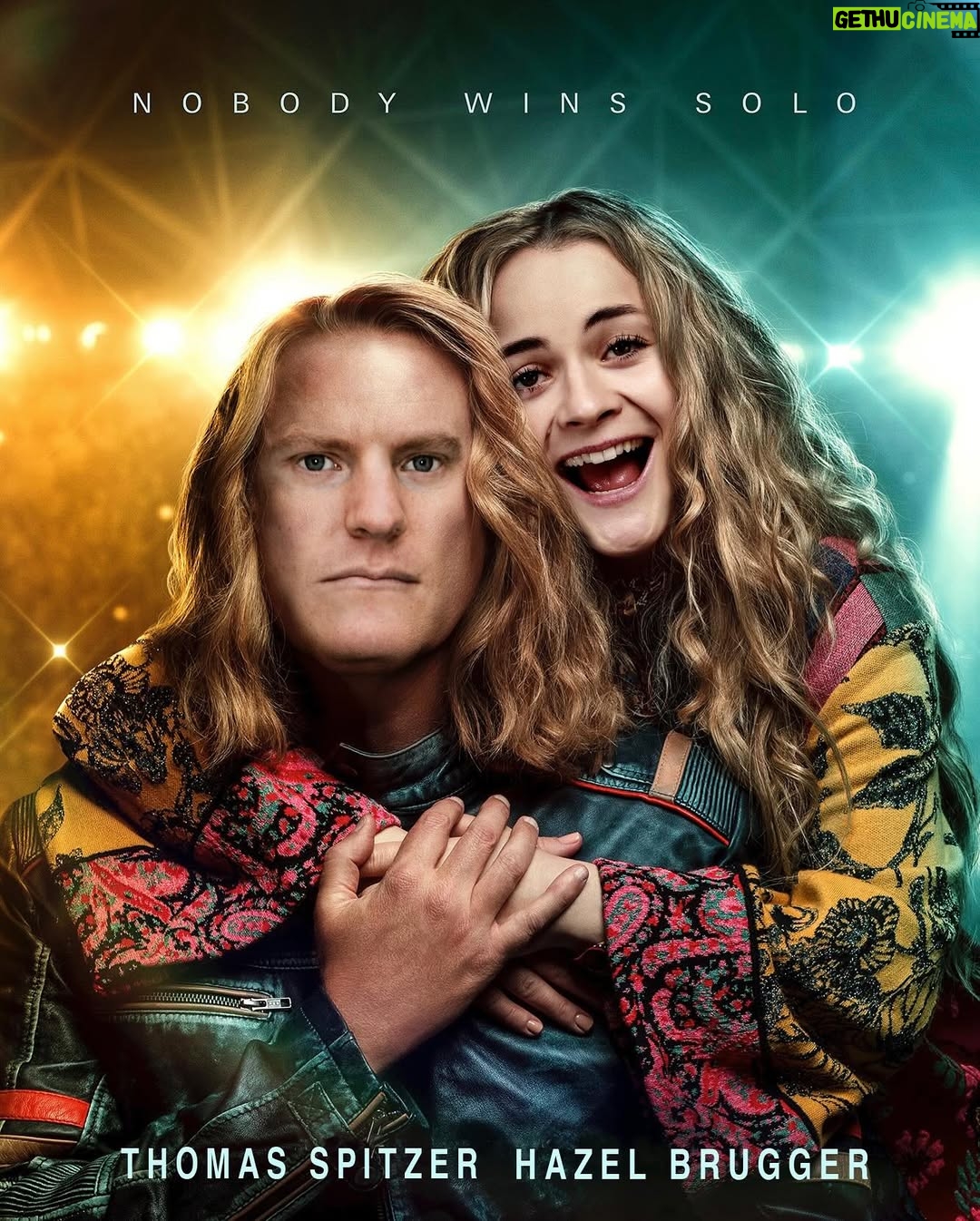 Hazel Brugger - 32.5K Likes - Jetzt ist es endlich 100% safe und öffentlich: Michelle, Sandra und ich moderieren den ESC 2025 in Basel! ❤️ Für mich geht damit ein Traum in Erfüllung. Ich denk mir immer wieder „oh Gott, ich komme aus einem kleinen Schweizer Dorf, wo jede jeden kennt und jetzt darf ich einfach Europas größte Show moderieren“ 😳 Danke, @nemothings , dass du den ESC nach Hause geholt hast!
Mir ist erst beim Film „Eurovision“ (mit einem meiner Lieblings-Comedians Will Ferrell) aufgefallen, wie lustig und weird und spektakulär der ESC für non Europeans sein muss, weil er für mich einfach immer schon dazugehört. Ich liebe es, wie für ein paar Wochen im Jahr Künstler:innen eine Stimme gegeben wird, die ich sonst nicht hören würde, ich liebe die ESC-Fans und ich liebe die Offenheit und Liebe, für die der Contest steht 💗
Fun Fact: Thomas und ich haben das Filmplakat mit unseren reinkopierten Gesichtern damals als Profilfoto für einen unserer ersten gemeinsamen Kanäle verwendet.
Anderer Fun Fact: Das ESC-Finale schauen mit rund 160 Millionen Zuschauer:innen mehr Leute als den Superbowl. Einfach Wahnsinn. Ich hab auch mal irgendwo 170 Millionen gelesen, woanders stand 200 Millionen. Keine Ahnung, das sind einfach wirklich sehr viele Millionen Leute.
Ich freu mich jetzt erstmal darauf, ganz viele „Hausaufgaben“ zu machen und mir nochmals alle Highlights der letzten 68 Ausgaben anzuschauen. Da ich eh total zu Ohrwürmern neige und diese zuhause auch immer laut raussinge, werden es für meine Familie akustisch sehr intensive vier Monate. 🪱
Ich freue mich auf die Herausforderungen und Vorbereitungen, auf die intensive Zeit mit Sandra und Michelle - und danke schonmal allen, die bei der Entscheidungsfindung irgendwie beteiligt waren, für das Vertrauen. Äh, ich meine natürlich: Ich gratuliere Ihnen zu Ihrem guten Geschmack 😛