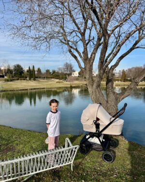 Helen Lindes Instagram - Tarde preciosa con mis dos princesas Aura y Anais 👸🏻👶 ¡¡¡Qué arte tiene Aura sacando fotos!!! Me ha estado dirigiendo y diciéndome como posar. No sé de quien lo habrá aprendido 🤔 Me la como 🥰🥰 #paseodefebrero #18diaspostparto