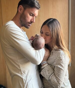 Helen Lindes Instagram - ¡Bienvenida al mundo pequeña!🤍 Este jueves 30 de enero ha nacido Anais Fernández Lindes en un parto natural a las 9:45 de la mañana, ha pesado 3,320 kg y ha medido 50 cm 🥰 Las dos estamos muy bien, recuperándonos de esta experiencia tan intensa y con muchas ganas de irnos a casa y empezar esta nueva etapa. Gracias @rudy5fernandez por haber hecho este momento aún más especial. Ya somos familia numerosa 😍