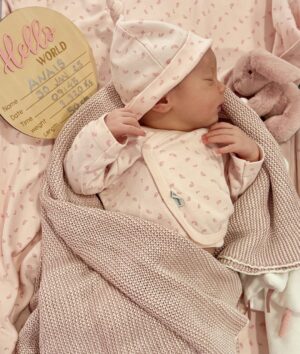 Helen Lindes Instagram - ¡Bienvenida al mundo pequeña!🤍 Este jueves 30 de enero ha nacido Anais Fernández Lindes en un parto natural a las 9:45 de la mañana, ha pesado 3,320 kg y ha medido 50 cm 🥰 Las dos estamos muy bien, recuperándonos de esta experiencia tan intensa y con muchas ganas de irnos a casa y empezar esta nueva etapa. Gracias @rudy5fernandez por haber hecho este momento aún más especial. Ya somos familia numerosa 😍
