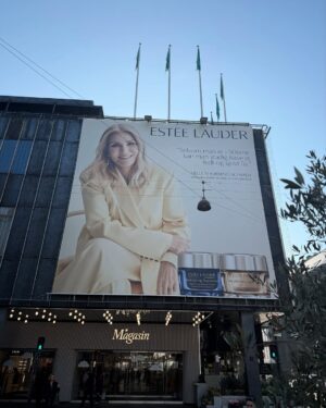 Helle Thorning-Schmidt Instagram - Too much? Nah, didn’t think so. Had to get this in on the last leg of the @esteelaudernordic campaign. It’s been so much fun and with a great message. You don’t have to become invisible, less curious or have less fun just because you get older. Rather the opposite. Also had fun with passer-bys when I took this ridiculous photo. Perhaps it’s about not taking ourselves too seriously 😊😊❤️❤️