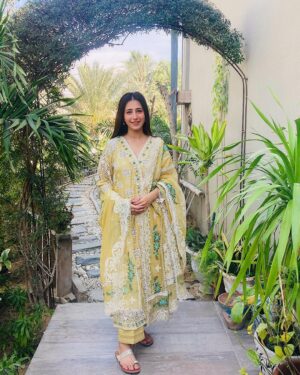 Hiba Aziz Instagram - Choose well “Quality, not quantity." 
I’m still not over this ‘fit 
 
@manarabymaria 👗
