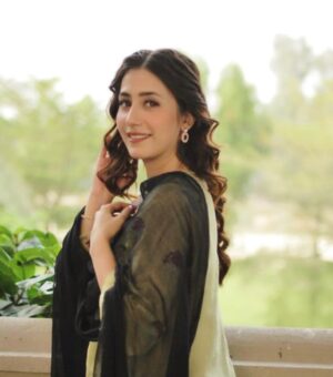 Hiba Aziz Instagram - Hidden, yet beginning to be revealed.

#whatfearofloss #33 #colemanbarks