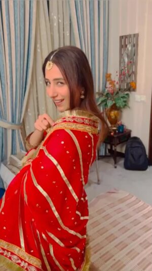 Hiba Aziz Instagram - Off camera vs on roll n action 🎬 
This clip showed us somehow in reality check I mean we all are like this, people having mask on their faces yet it’s so tough to get to know what actual they really are no? which one is the real face behind it.. So (MUFT KI NASIHAT) stay away from those who take advantage of you keep your eyes open. Your first instinct gives you the right way, go for that .. don’t let your sincerity,naivety risk sake of anyone it’s beyond killing your trust level. 

@aghamustafahassan well i do have some memories to share :)