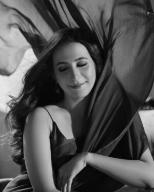 Hiba Aziz Instagram - I’m convinced that there can be luxury in simplicity 

Feels like #the90s
