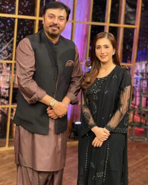 Hiba Aziz Instagram - It’s was honour for me to be part of this show.. such a lovely meeting with this legend …
#gsarkarwithnaumanijaz #neonews #interview #ghupshup