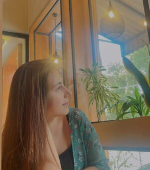 Hiba Aziz Instagram - Morning: tired 
Afternoon: dying for rest 
Night:can’t sleep 

اس سفر میں نیند ایسی کھو گئی 
ہم نہ سوئے رات تھک کر سو گئی

ہائے اس پرچھائیوں کے شہر میں 
دل سی اک زندہ حقیقت کھو گئی