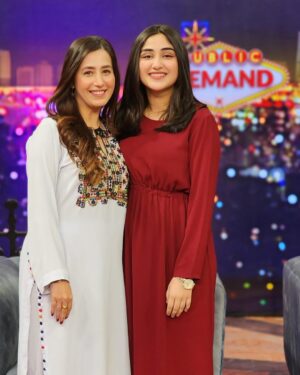 Hiba Aziz Instagram - Thank you for brightening up my smile n making my mood flyby I appreciate all your hard work n humour you guys are hilariously insane 💟

#publicdemand with @mohsinabbashaider 💚

👗 by @maximal.designer.wear 😘