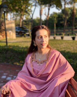Hiba Aziz Instagram - ہم محبتوں میں درختوں کی طرح ہیں
جہاں لگ جائیں مدتوں وہی کھڑے رہتے ہیں 🪷