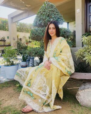 Hiba Aziz Instagram - Choose well “Quality, not quantity." 
I’m still not over this ‘fit 
 
@manarabymaria 👗