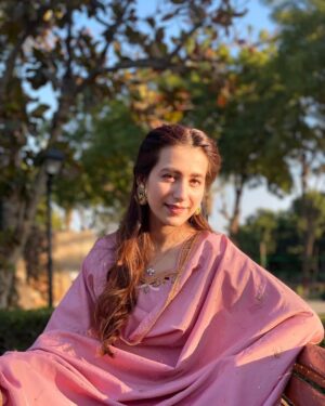 Hiba Aziz Instagram - ہم محبتوں میں درختوں کی طرح ہیں
جہاں لگ جائیں مدتوں وہی کھڑے رہتے ہیں 🪷