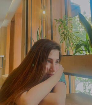 Hiba Aziz Instagram - Morning: tired 
Afternoon: dying for rest 
Night:can’t sleep 

اس سفر میں نیند ایسی کھو گئی 
ہم نہ سوئے رات تھک کر سو گئی

ہائے اس پرچھائیوں کے شہر میں 
دل سی اک زندہ حقیقت کھو گئی