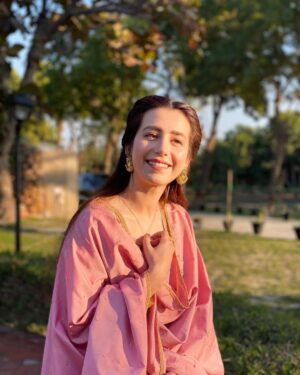 Hiba Aziz Instagram - ہم محبتوں میں درختوں کی طرح ہیں
جہاں لگ جائیں مدتوں وہی کھڑے رہتے ہیں 🪷