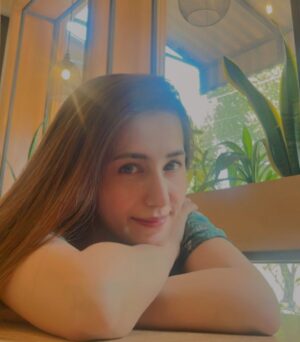 Hiba Aziz Instagram - Morning: tired 
Afternoon: dying for rest 
Night:can’t sleep 

اس سفر میں نیند ایسی کھو گئی 
ہم نہ سوئے رات تھک کر سو گئی

ہائے اس پرچھائیوں کے شہر میں 
دل سی اک زندہ حقیقت کھو گئی