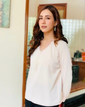 Hiba Aziz Instagram - The most effective attitude to adopt is one of supreme acceptance 🪞

#qalandar #7thyskyofficial #geoentertainment #beingsumbul
