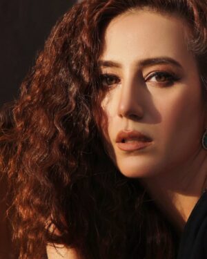 Hiba Aziz Instagram - Flawsome ✨

📸 @yasser.sadiq_  @yamfashionstudios 

💄 @adeel.sahir.31 

👑 @rabiabasry
