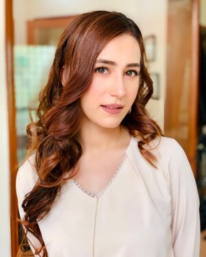 Hiba Aziz Instagram - The most effective attitude to adopt is one of supreme acceptance 🪞

#qalandar #7thyskyofficial #geoentertainment #beingsumbul