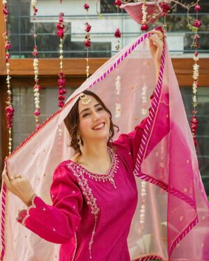 Hiba Aziz Instagram - GULAAL 🌷

@omalbykomal
