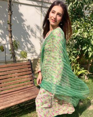 Hiba Aziz Instagram - Extremely delicate NOT but hard light with the sound of wind,rustling with dupatta . 🤭

#bhiwaah