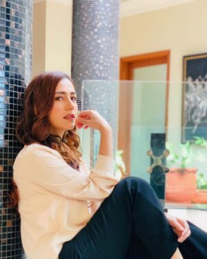 Hiba Aziz Instagram - The most effective attitude to adopt is one of supreme acceptance 🪞

#qalandar #7thyskyofficial #geoentertainment #beingsumbul