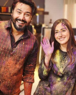 Hiba Aziz Instagram - It’s not holi “Holi” festival type of scene, it’s just a colourful sequence where we represent Colours means different shades of life…
With an amazing costar @aliabbasofficial 
Drama #Aafat 
Telecast on @harpalgeotv 
Production @7thskyentertainment 
Director Ali Akbar