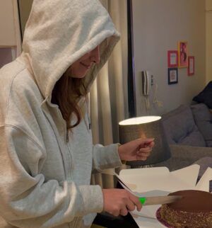 Hina Altaf Instagram - Happy birthday to me! 🎉 I was completely exhausted but woke up after 10 hours. But hey, it’s my birthday, so I had to cut the cake! You all know me—simple birthdays are my thing! 🌟
